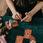 Кристальный шар и карты Таро символизируют искусство предвидения будущего
